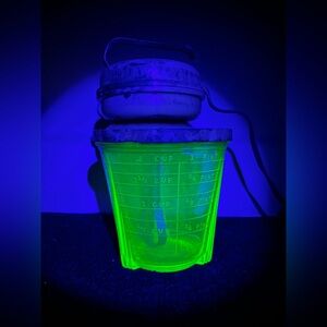 WORKING Vidrio Corp Uranium Glass Electric Mixer + Measuring Cup 8”x4.75”